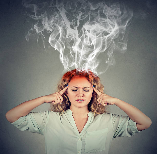 女性は頭痛を持って非常に激しく考える - heat effort emotional stress business ストックフォトと画像