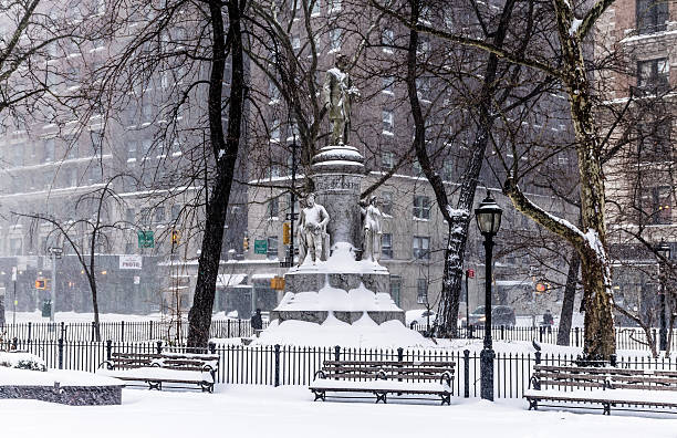 istock Snow in New York City 636156732