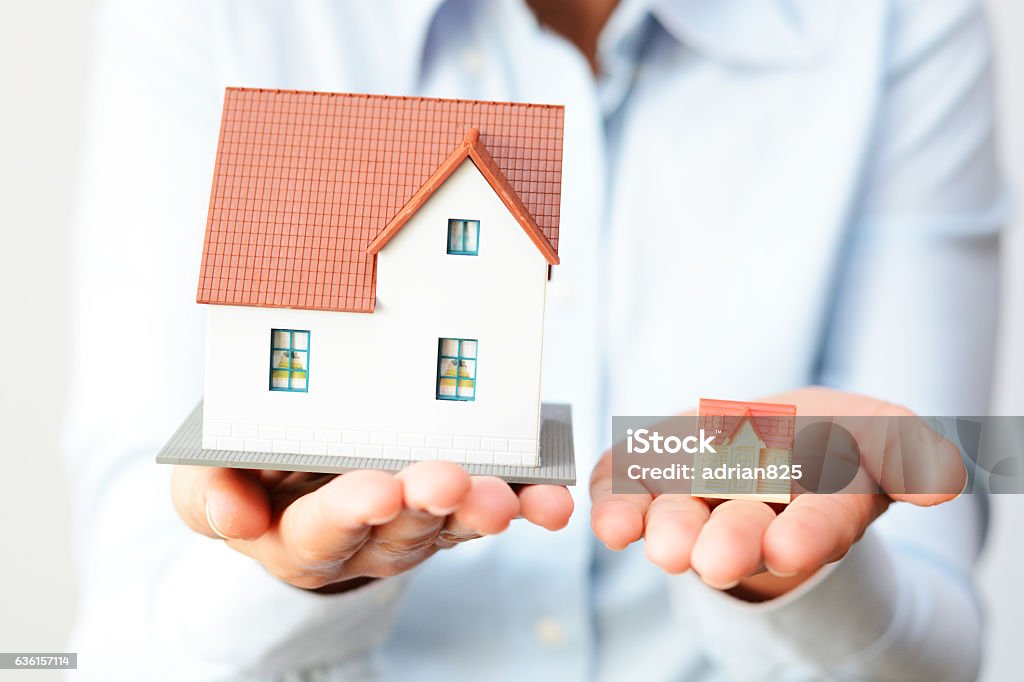 Comprar uma casa pequena ou grande considerando a diferença de preços - Foto de stock de Pequeno royalty-free