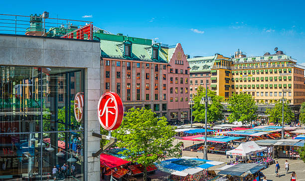 stockholm hotorget stadtzentrum marktplatz stände sommersonnenschein schweden - stockholmer archipel stock-fotos und bilder