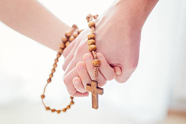madre e hijo orando juntos - rosario fotografías e imágenes de stock