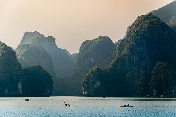 카약을 즐기기에도 하롱 베이에서의 - vietnam halong bay bay photography 뉴스 사진 이미지