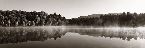 istock Lake Autumn Foliage fog 636159374