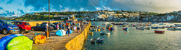 turisti della cornovaglia che si godono il tramonto sul porto della città balneare di st ives - family child crowd british culture foto e immagini stock