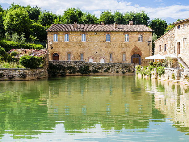 square of sources in bagno vignoni,tuscany, italy - vignoni imagens e fotografias de stock