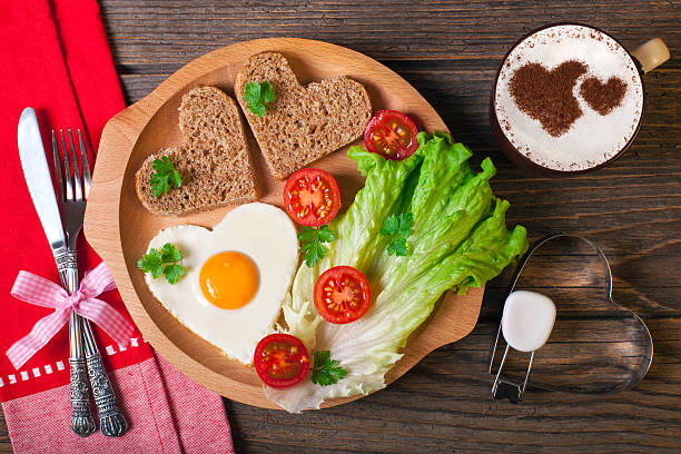 petit déjeuner le jour de la saint-valentin sur table rustique en bois. - fried egg lettuce vegetable lunch photos et images de collection