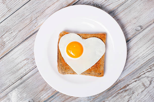 desayuno en san valentín en una rústica mesa de madera. - eggs breakfast heart shape fried egg fotografías e imágenes de stock