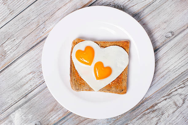 desayuno en san valentín en una rústica mesa de madera. - eggs breakfast heart shape fried egg fotografías e imágenes de stock