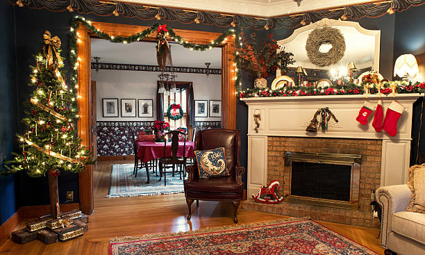 interior de navidad living &dining rooms - fireplace living room door wall fotografías e imágenes de stock