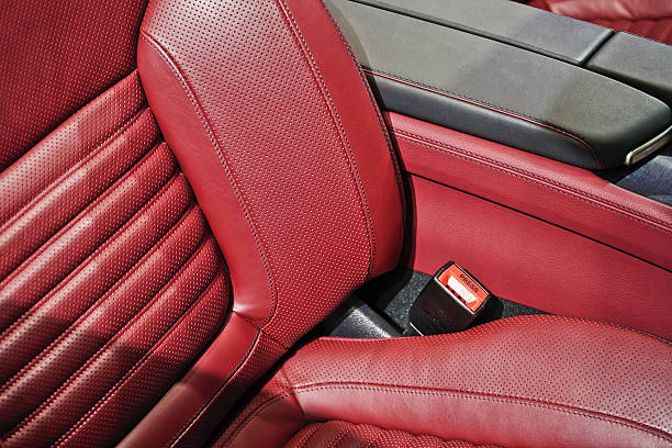 intérieur en cuir rouge en voiture de sport. - car leather hide seat photos et images de collection