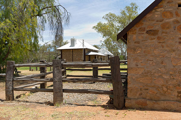 patio de calzado y estación de telégrafo - alice springs public building outdoors horizontal fotografías e imágenes de stock