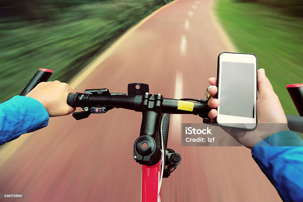 Verwenden Sie smarphone App für Navigation Fahrradfahrt im Wald. - Lizenzfrei Fahrrad Stock-Foto