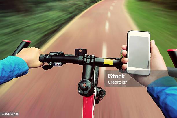 Verwenden Sie Smarphone App Für Navigation Fahrradfahrt Im Wald Stockfoto und mehr Bilder von Fahrrad