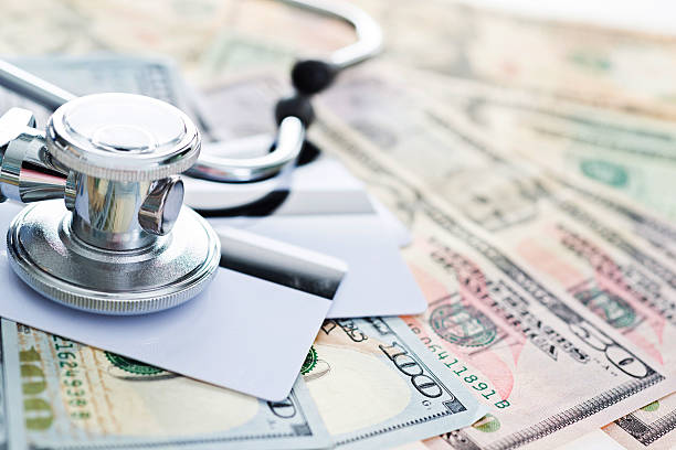 stetoscopio da carte di credito e denaro - currency stethoscope medicare usa foto e immagini stock