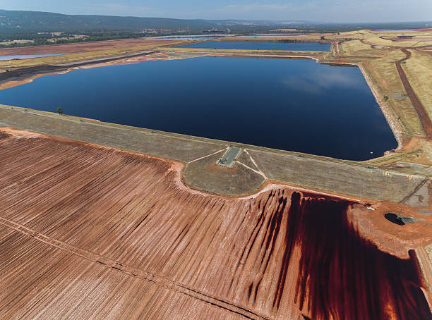 vista de alto ángulo del estanque de relaves y sus alrededores - tailings fotografías e imágenes de stock