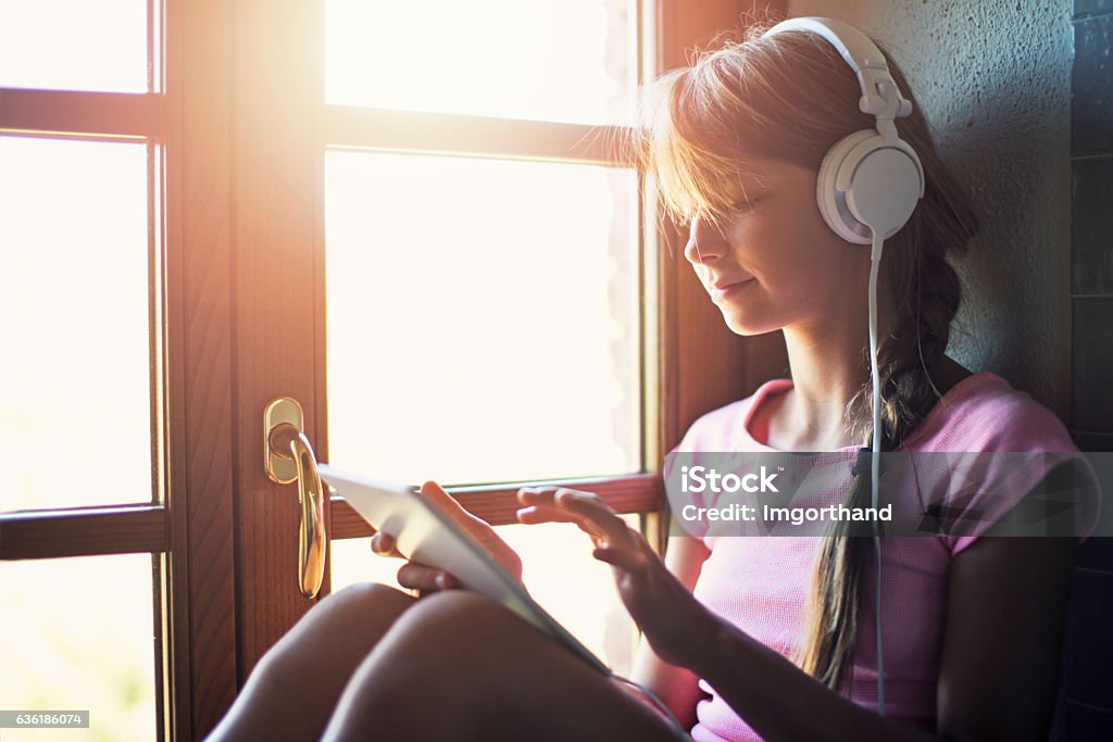 Adolescente usando tablet digital - Foto de stock de Adolescente royalty-free