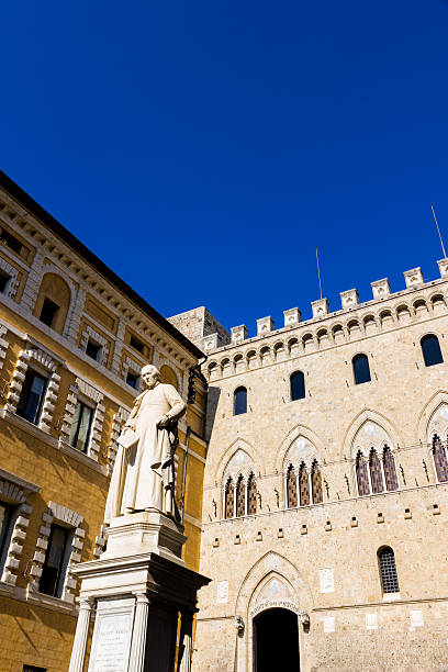 宮殿は、イタリアのシエナに salimbeni - monte palace ストックフォトと画像