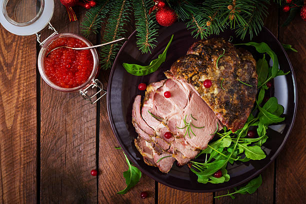 クリスマス焼きハムと赤キャビア - roast meat ストックフォトと画像