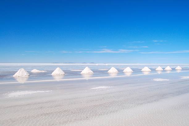 istock Structure in the salt desert Salar de Uyuni 636192626