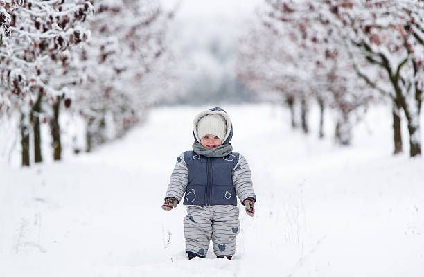 niño pequeño en traje de nieve - snow gear fotografías e imágenes de stock