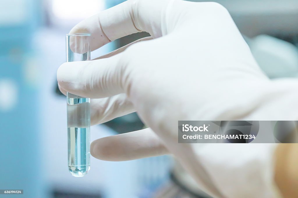 Tubo de prueba en mano en laboratorio científico - Foto de stock de Agua libre de derechos