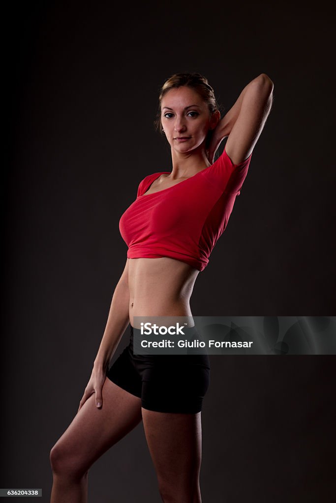 Foto de Mulher Natural Magra Mostrando Sua Boa Forma e mais fotos de stock  de Academia de ginástica - Academia de ginástica, Adulto, Barra de peso -  iStock