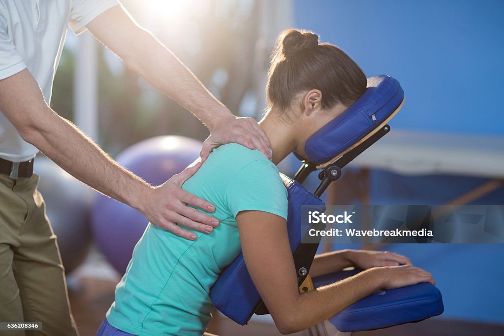 Physiotherapeutin gibt einer Patientin eine Massage zurück - Lizenzfrei Massieren Stock-Foto