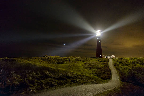 camino al faro en las dunas por la noche - lighthouse beacon north sea coastal feature fotografías e imágenes de stock