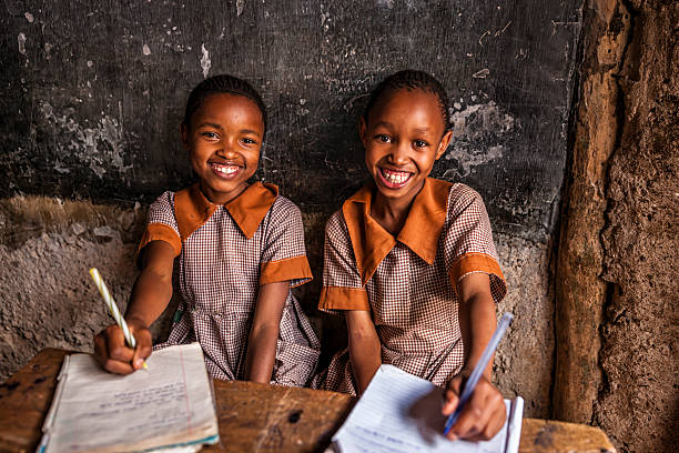 african маленькие девочки, обучение на английском языке, детских в кении - african descent child little girls african ethnicity стоковые фото и изображения