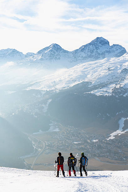 escursionisti che camminano su una strada innevata in alta montagna - st moritz engadine mountain winter foto e immagini stock