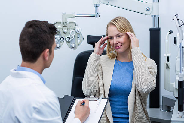 Optometrist consulting female patient Optometrist consulting female patient in ophthalmology clinic Messbrille stock pictures, royalty-free photos & images