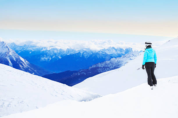 inverno giovane donna sciatore di neve alpi montagne paesaggio innevato - mt snow horizon over land winter european alps foto e immagini stock