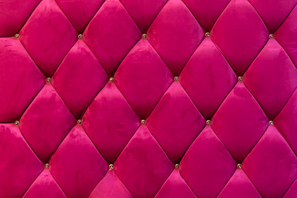 fond de canapé en velours rose choquant avec botton en cristal - bedding cushion purple pillow photos et images de collection