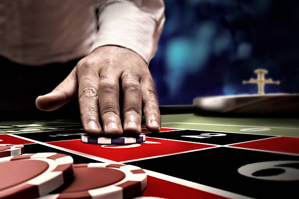 apostador apostar em número de roleta - gambling roulette casino roulette wheel - fotografias e filmes do acervo