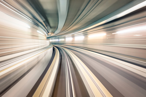 Túnel subterráneo del metro del metro con vías de tren borrosas en la galería photo
