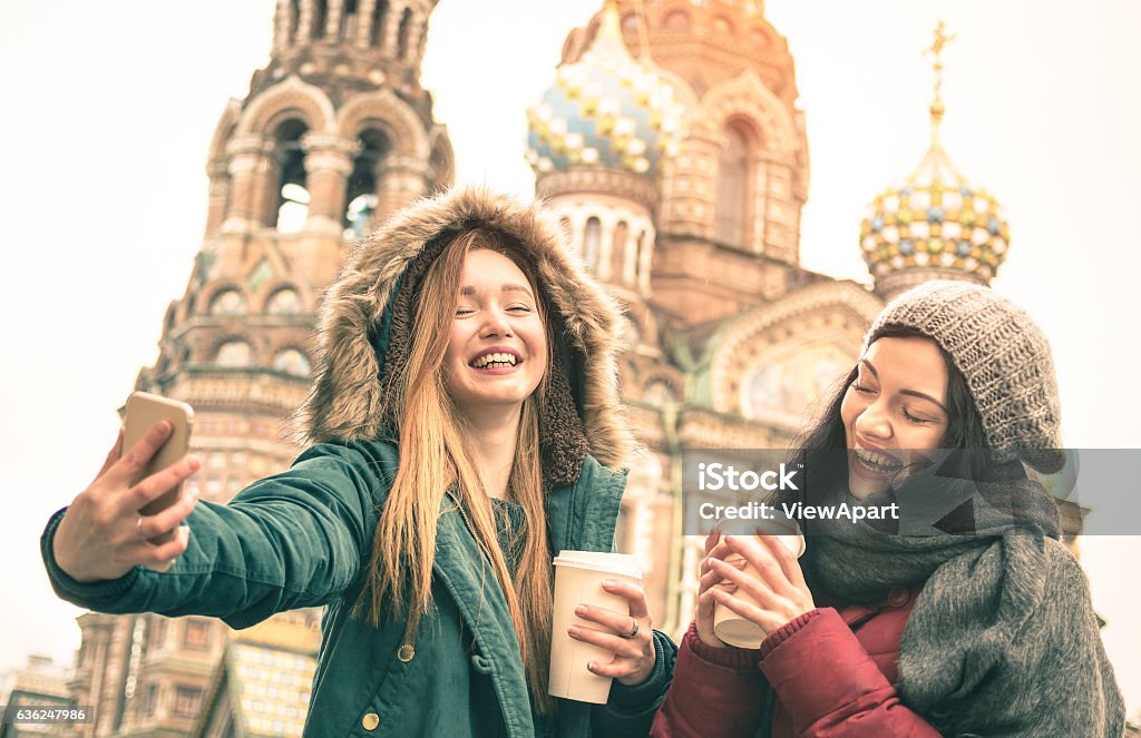 상트 페테르부르크 러시아에서 겨울 셀카를 복용 행복한 여자 친구 러시아에 대한 스톡 사진 및 기타 이미지 - 러시아, 관광객,  상트페테르부르크 - Istock