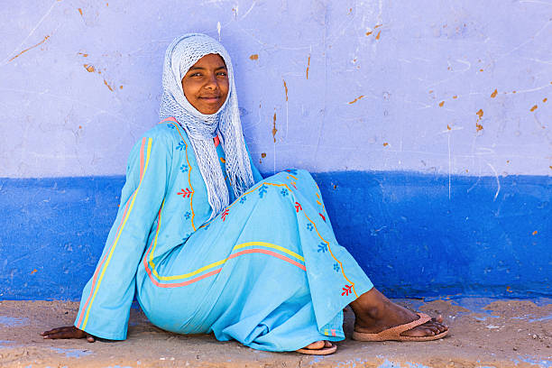 menina muçulmana no sul do egito - cairo women middle east islam - fotografias e filmes do acervo