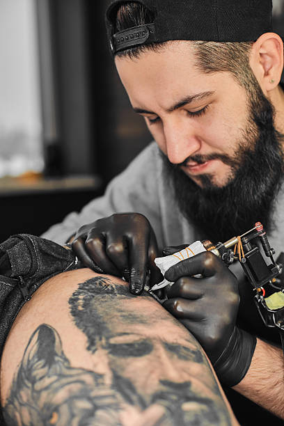 istock Tattoo master is tattooing in the tattoosalon 636253658