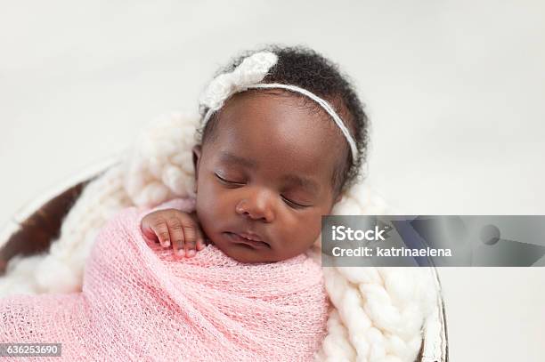 Photo libre de droit de Nouveauné Bébé Fille Dormant Dans Le Bol banque d'images et plus d'images libres de droit de Nouveau-né - Nouveau-né, Bébé, Afro-américain