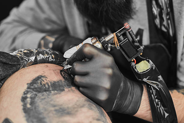 istock Tattoo master is tattooing in the tattoosalon 636253738
