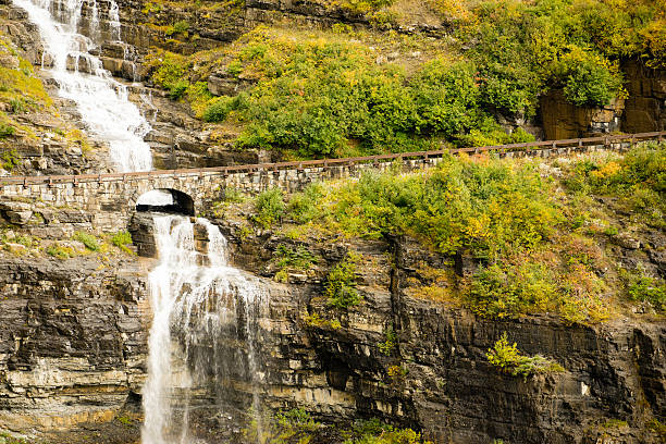 ウォーターフォールロード氷河国立公園モンタナシェール氷河メルト - going to the sun road ストックフォトと画像