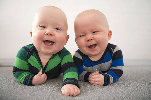 identical twins laughing - twin imagens e fotografias de stock