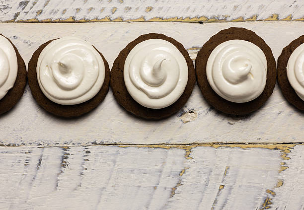 biscotti di cioccolata calda con meringa marshmallow - quick cookies foto e immagini stock