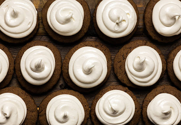 biscotti di cioccolata calda con meringa marshmallow - quick cookies foto e immagini stock