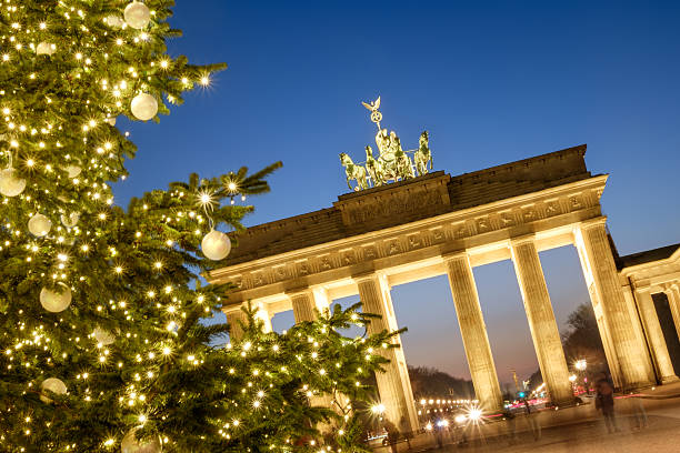 puerta de brandeburgo y árbol de navidad en berlín - brandenburg gate berlin germany germany night fotografías e imágenes de stock