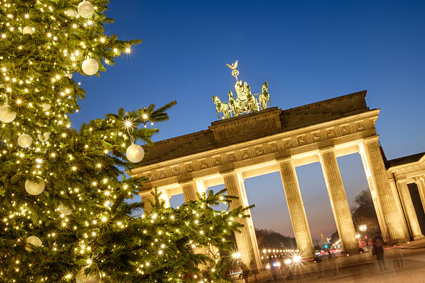 brandenburg gate and christmas tree in berlin - berlin germany brandenburg gate night germany imagens e fotografias de stock