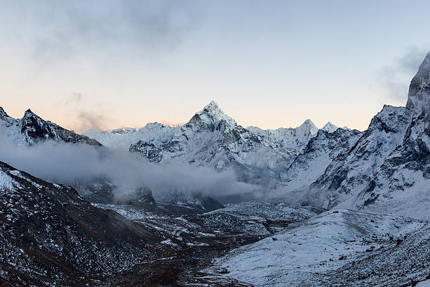 アマダブラム山頂のモノクロ山の景色 - amadablam ストックフォトと画像