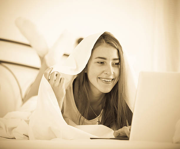 teenage girl поболтать онлайн, покрытые одеяло - directly below looking women human head стоковые фото и изображения