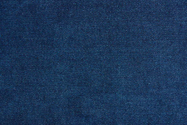 textura de jeans azul oscuro de cerca - tejanos fotografías e imágenes de stock