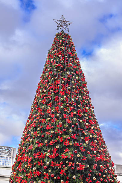 istock Christmas tree on the city 636271444
